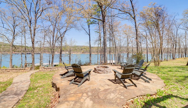 Spacious Greers Ferry Lake House w/ Grilling Deck!