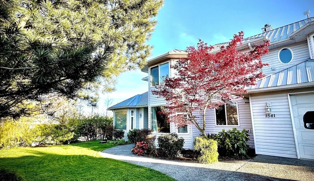 Spacious Ground Floor Queen bedroom (Monument Park)