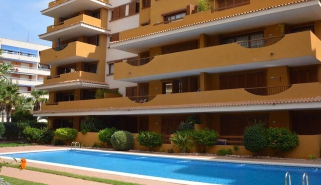 "Spacious ground floor apartment" with Shared Pool, Terrace & Wi-Fi