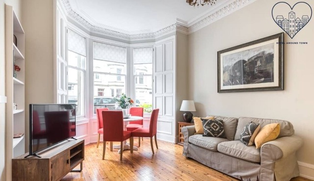 Spacious Ground floor 2 bed apt, in trendy area.