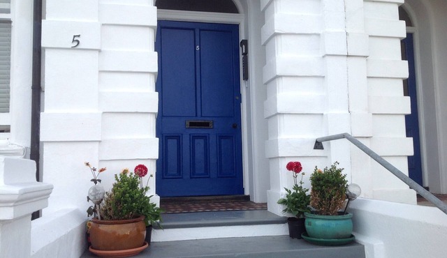 Spacious ground-floor flat, sea view, close to town, one bedroom, two-night min