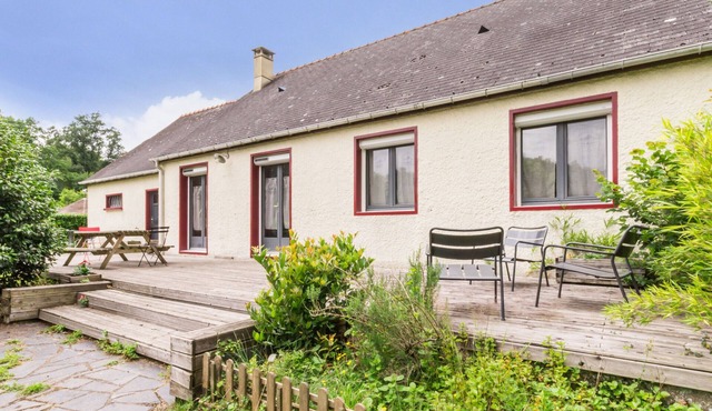 Spacious Ground-Level Home with Large Yard, Terrace, WiFi, and Game Amenities in Malville