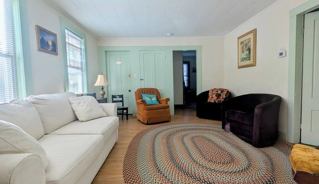 Spacious Ground Floor 2/3 Bed private suite 5 minutes walk to Bridge of Flowers