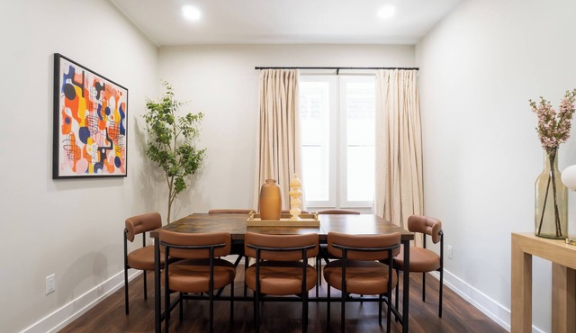 Spacious Group Holiday Home 5BR/3BATH w/Private parking/Game area & Backyard