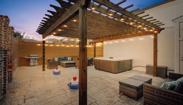 Spacious Group Loft with Hot Tub by French Quarter