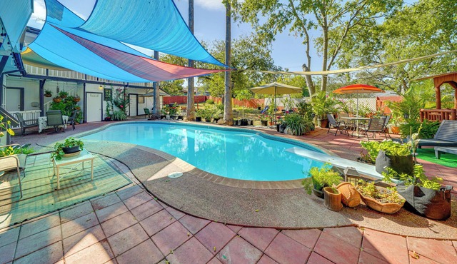 Spacious Group Retreat: 15 Mi to Dtwn San Antonio!