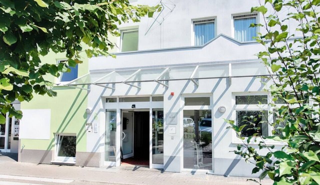 Spacious Group Stay | Pets Welcome | Stuttgart Access | Parking Available in Stuttgart