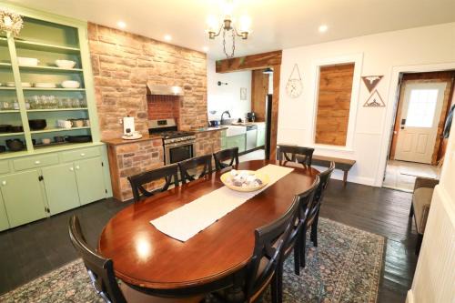 Spacious Group Stay Near Gettysburg Room for All & Easy Day Trips Nearby