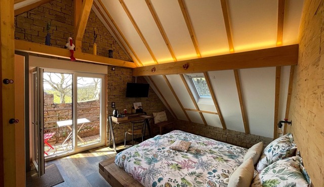 Spacious guest room, balcony, Fiber TV