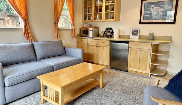 Spacious guest house, fireplace, king bed