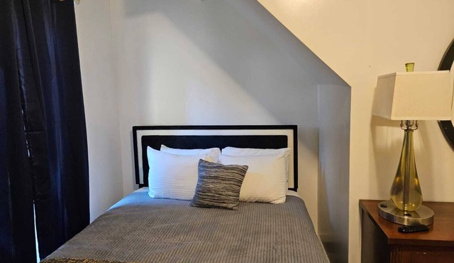 Spacious Guest House w/8+ Beds - Near Downtown & Medical District