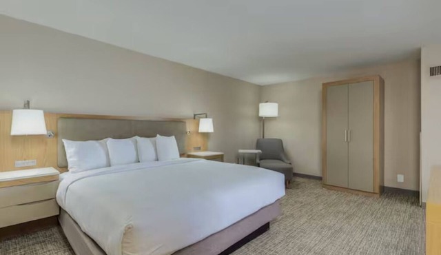 Spacious Guest Room Perfect for Travelers Seeking Relaxation in Chandler