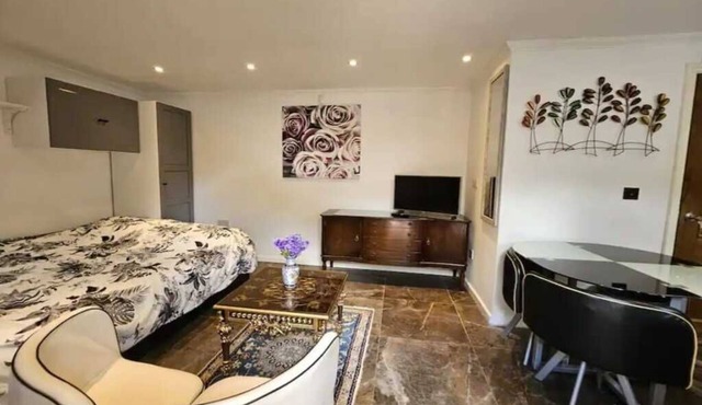 Spacious Guest Suite - Harrow