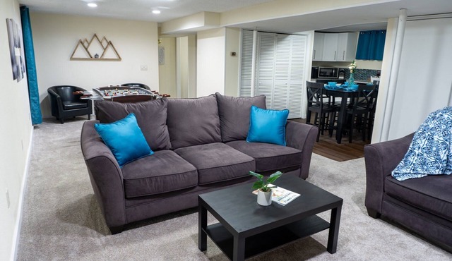 Spacious Guest Suite with Private Entrance, Hot tub, 2 Bedrooms, 1 Bath