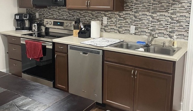 Spacious Guest Suite near LU and Airport