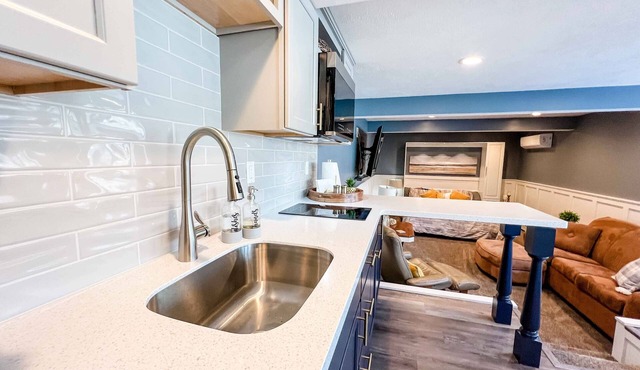 Spacious guest suite with a view - 2 minutes from LECOM and the Mall!