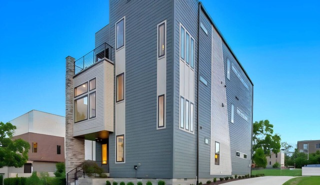 Spacious Gulch Mansion | Super Skyline Views