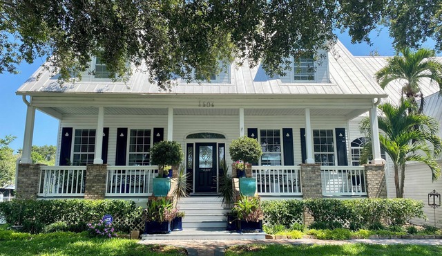 Spacious Gulf Coast mini resort with heated swimming pool, kayaks, paddleboards.