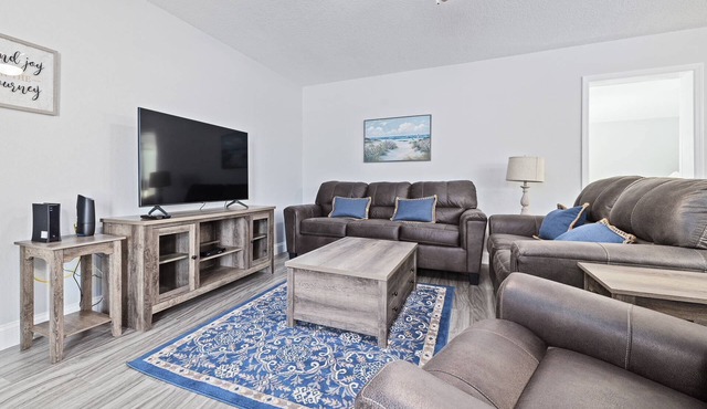 Spacious Gulf Coast Scallop Season Retreat! Near Pine Island Beach, Weeki Wachee, Dog-Friendly