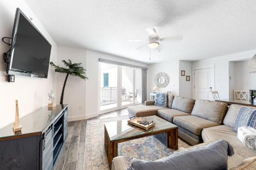 Spacious gulf-front condo with resort amenities - near restaurants