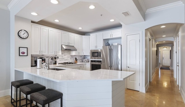Spacious Gulf-Front Condo in Destin with Beach Service and Pool Access