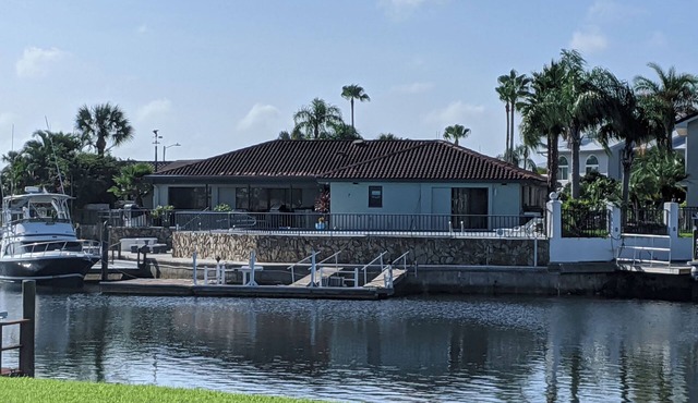 Spacious Gulf water front 4B/3B, pet friendly & pool. Boat lift not included.