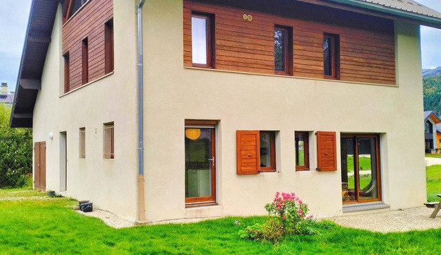 Spacious house for 8, 4 bedrooms, mountain view