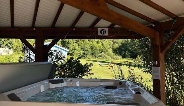 Spacious house with spa, ping-pong, and foosball, perfect for family relaxation