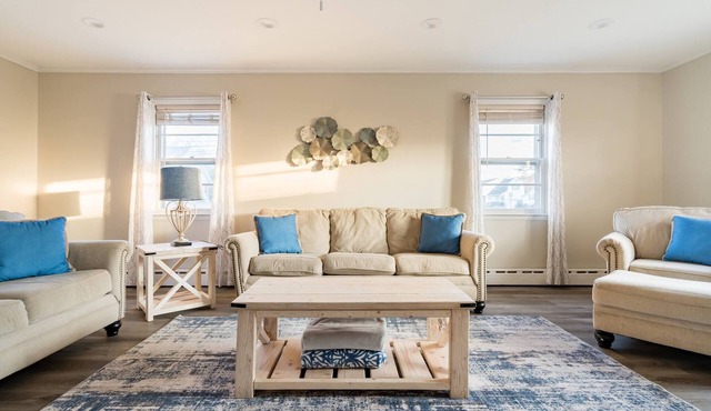 Spacious Home Ready for your memories(2 blocks to beach, downtown and train)