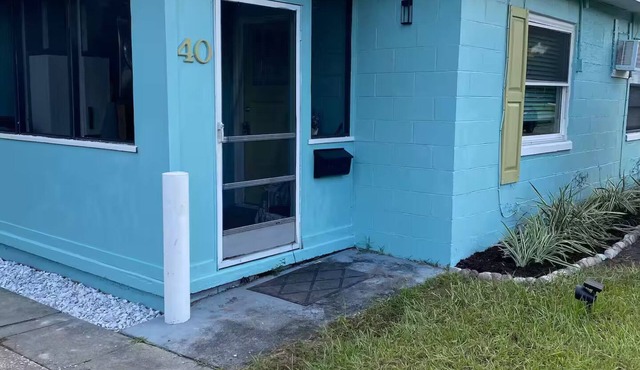 Spacious half 1/1 duplex in amazing location!