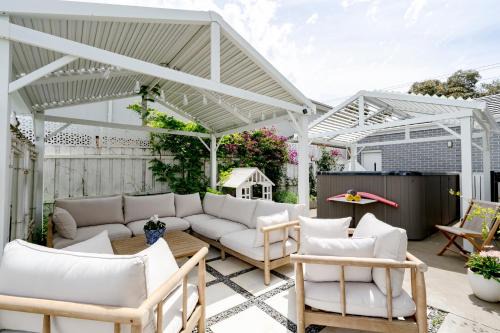 Spacious Hamptons-style home with plunge pool