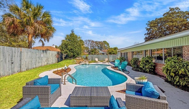 Spacious Heated Pool Oasis: Near Emerald Coast Beaches! 4BR 2BA