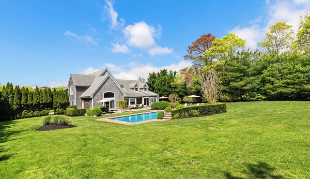 Spacious, Heated Pool, 2 Master Bedrooms close to Beaches, Shopping & Dining