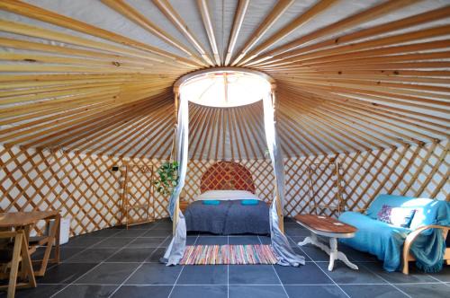 Spacious heated Yurt with Hot tub, 5 mins to beach