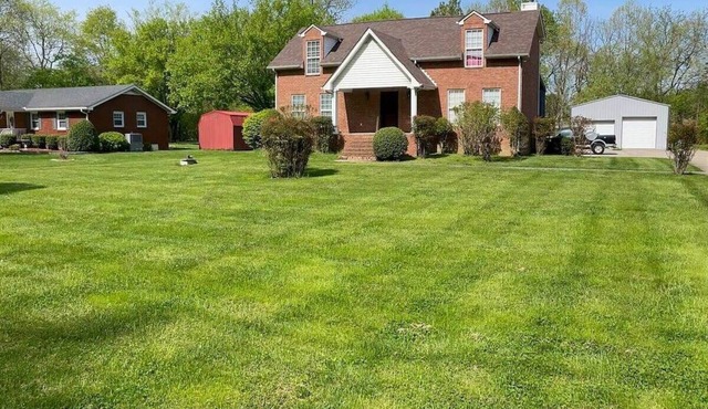 Spacious Hendersonville Home – Sleeps 7, Prime Location!