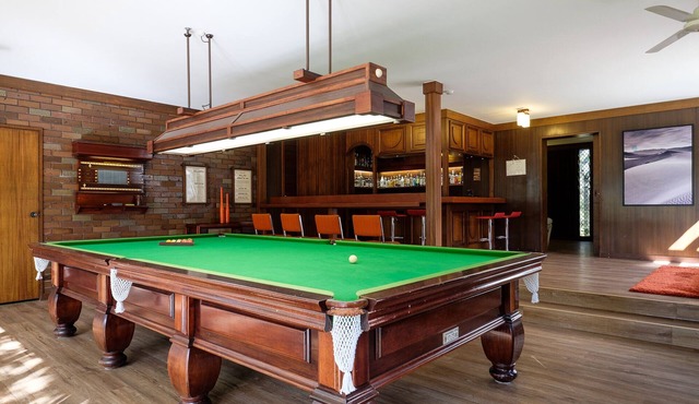 Spacious Hideaway Retreat, Pool , Spa, Acreage, Billiards, 7 Bedrooms, Brisbane