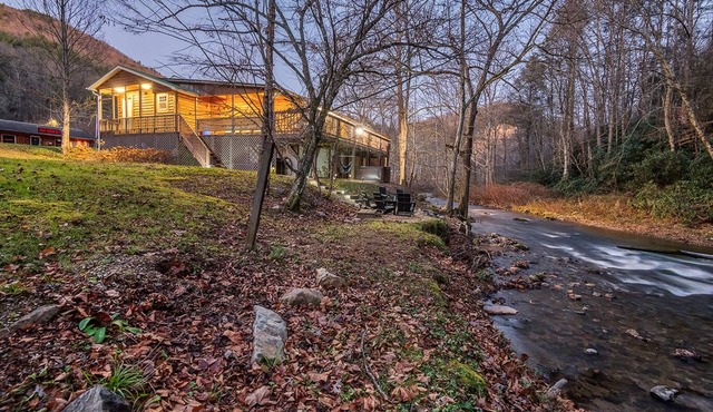 Spacious Hideaway w/hot tub and creek- 1 mile from beautiful Watauga Lake