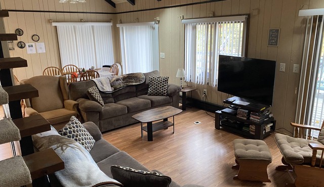 Spacious Hideout Chalet w/gameroom, close to amenities