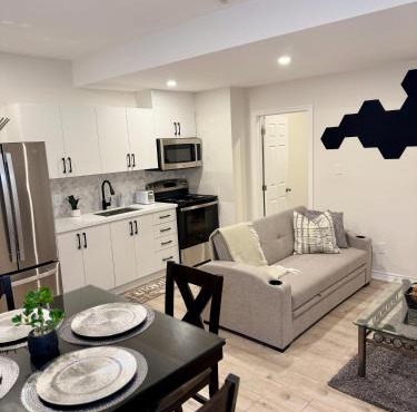 Spacious High Ceiling Lower Level Suite-New & Cozy