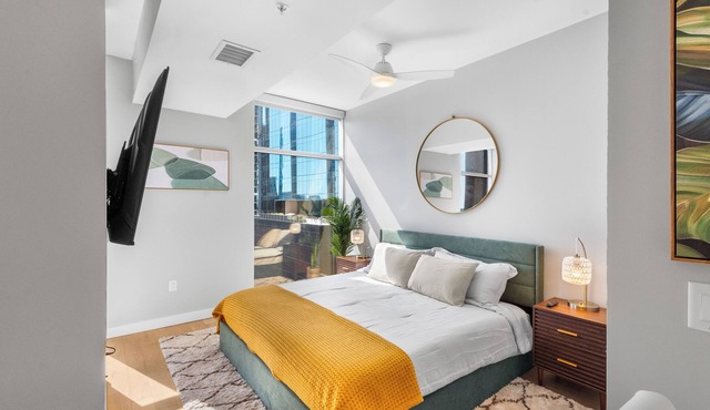 Spacious High-Rise Studio On Broadway - WiFi, Free Parking.
