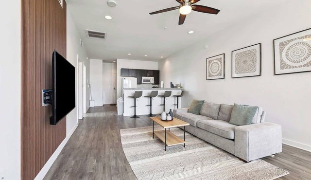 Spacious High-Rise in Downtown