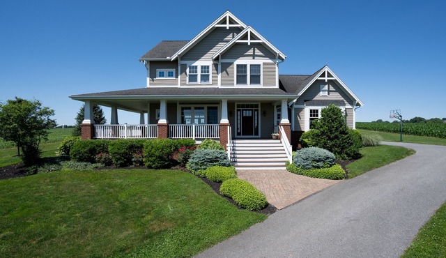 Spacious Hilltop Escape with Basketball, Pingpong & Sunset Firepit