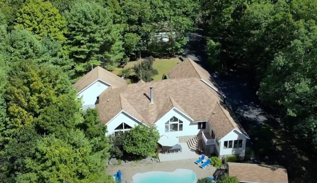 Spacious hilltop getaway on 10 acres -Gaming room, hot tub, close to all!