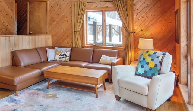 Spacious Hilltop Okemo Chalet. Stunning Views, Close to Lift.