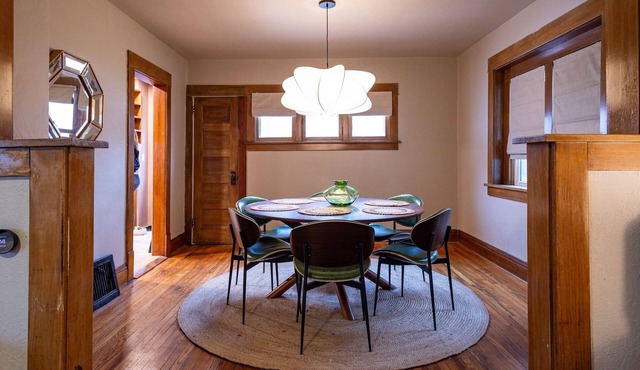 Spacious historic 4-bedroom house in marvelous Des Moines with AC, WiFi