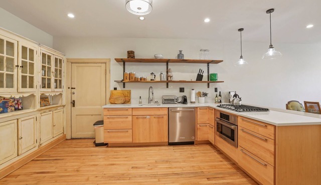 Spacious Historic 8-Bedroom Manor in Short North - Perfect for Large Groups!