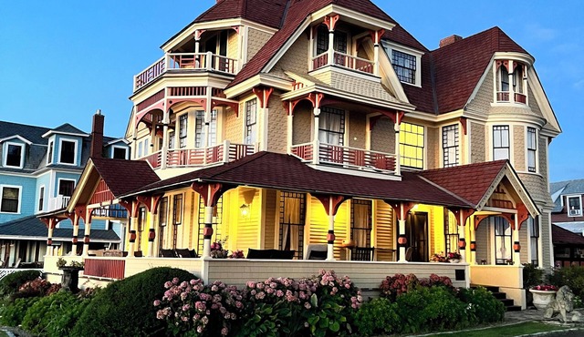 Spacious, historic, air-conditioned 8-BR 4-BA beauty in the heart of Oak Bluffs