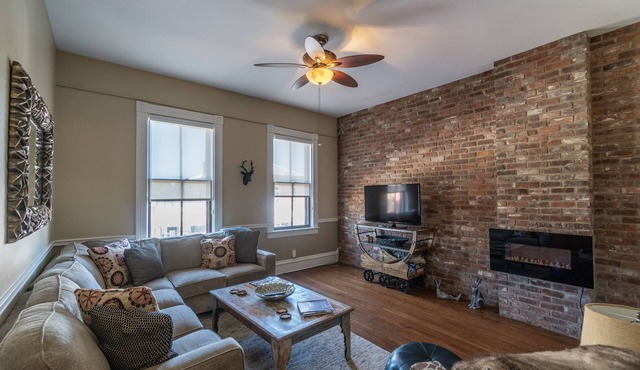 SPACIOUS HISTORIC DOWNTOWN LOFT! BEST LOCATION IN THE HEART OF TOWN!