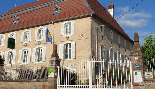 Spacious historic house for 12, near nature