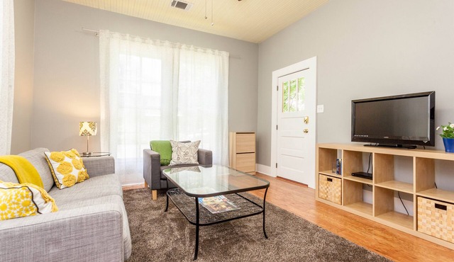 Spacious Historic Hyde Park Bungalow w/Office in Central Austin by UT/Downtown